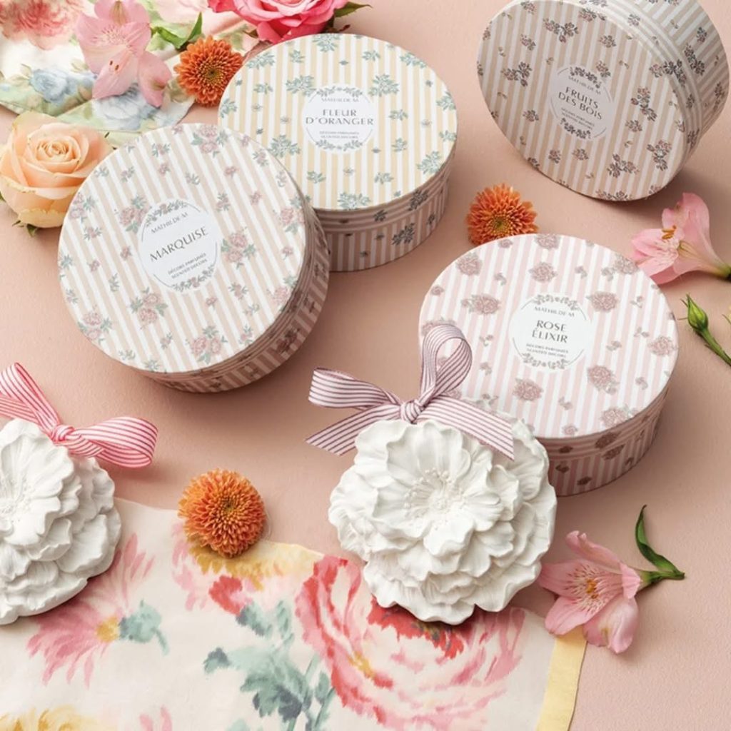 Flor grande em gesso com caixa aromática